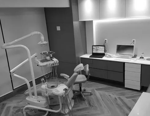 Consultório odontológico da Clínica Hamoni, com cadeira e equipamentos de fluxo digital